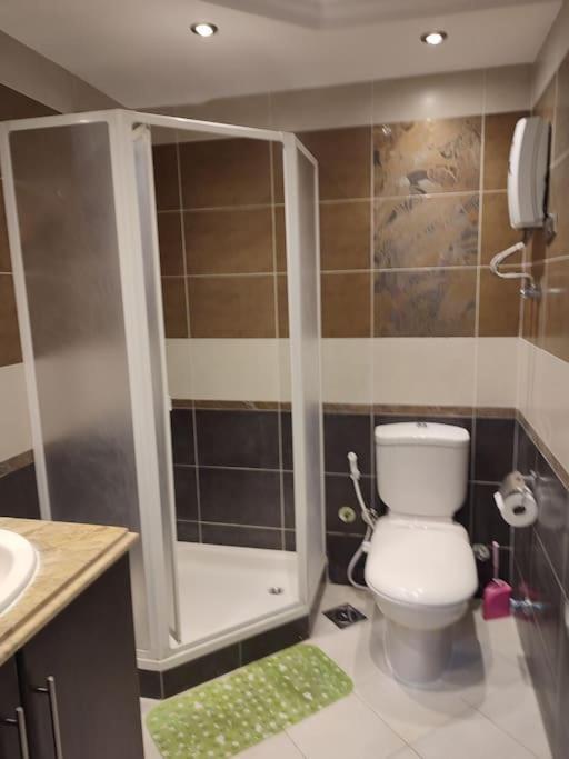 Newly Refurbished 3 Bed Apartment *