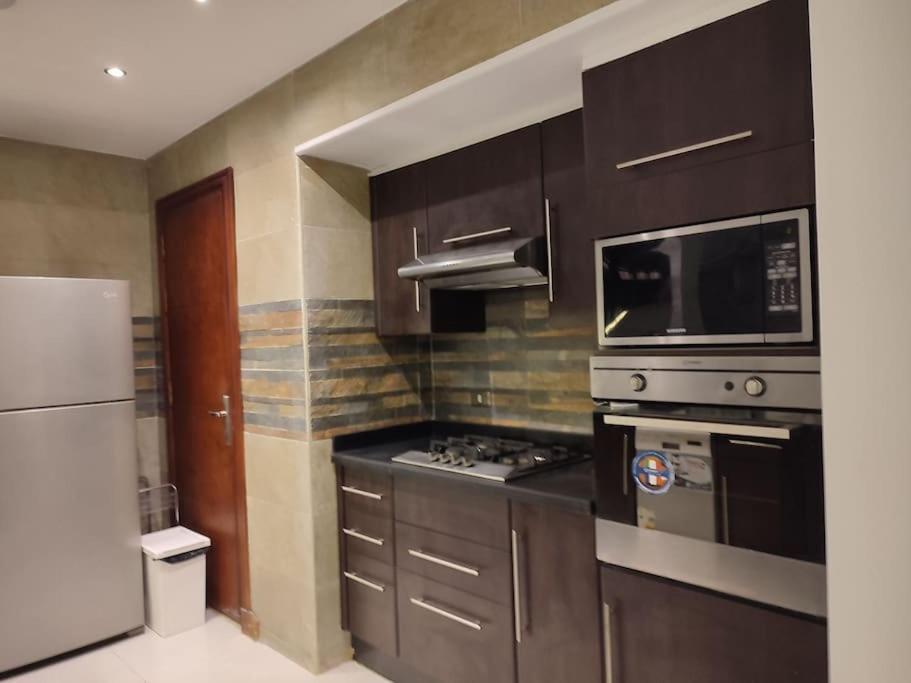 Newly Refurbished 3 Bed Apartment *
